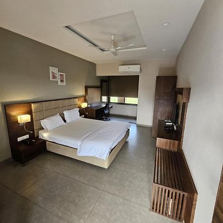 Club Azzurro Resort - Nalsarovar Nanodra Экстерьер фото